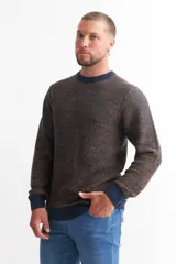 Sweater marrón de punto melange con cuello redondo y mangas largas.