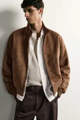 Cazadora bomber de corte regular fit en tejido efecto ante de color marrón oscuro, con cuello alto, cierre frontal de cremallera y bolsillos laterales de vivo.