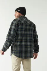 Sobrecamisa polar a cuadros azul marino, con bolsillos tipo cartera y laterales, logo en grifa de goma y fit regular.