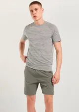 Camiseta deportiva de manga corta con diseño jaspeado, cuello redondo y costuras raglán. Confeccionada en tejido técnico transpirable de secado rápido.