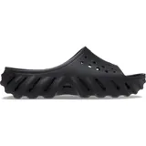 Chancla Crocs Echo Slide, completamente moldeada en color negro, con diseño esculpido y audaz, orificios de ventilación en la parte superior y suela con relieve ondulado.
