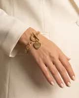 Pulsera de cadena de eslabones gruesos con baño de oro, cierre de barra en T y dije en forma de corazón con inscripción grabada.