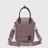 Lonchera de diseño vertical en color negro, con detalles en cuero sintético color suela en las asas y parche frontal. Cuenta con cierre principal, bolsillo frontal con cierre, asas superiores y correa de hombro ajustable y extraíble con logo de la marca.