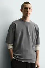 Camiseta boxy fit de algodón color verde militar, con cuello redondo y manga corta.