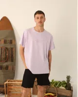Remera oversize de algodón color lila, con estampado frontal de texto en el mismo tono.