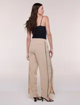Top crop de tirantes finos en color beige, con escote recto y tejido texturizado de franjas horizontales.