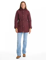 Campera capitoneada de corte clásico, con cuello alto, capucha desmontable y cierre frontal con broches a presión dorados. Presenta cordón de ajuste en la cintura con terminales metálicas y bolsillos frontales con broche.