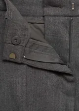 Pantalón gris de tiro medio, corte skinny y diseño crop con trabillas para cinturón y bolsillos laterales.