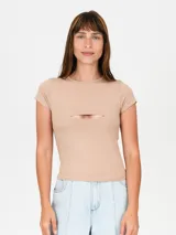 Remera de algodón color crudo, de corte ajustado, con cuello redondo, mangas cortas y detalle de abertura horizontal en el pecho.