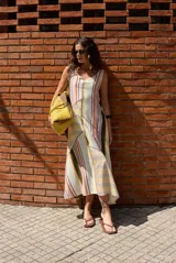 Vestido midi sin mangas con cuello en V, de corte holgado y diseño de parches con rayas verticales y horizontales en tonos verdes, grises y blancos.