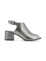 Sandalia peep toe de cuero color plateado, con taco cuadrado medio de 6 cm, talón abierto y tira ajustable con hebilla metálica en el tobillo.