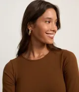 Body negro de poliamida y elastano, sin costuras, con cuello redondo y mangas largas.