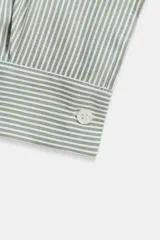 Camisa de algodón con estampado de rayas verticales en color rosado y blanco, cuello solapa y manga larga.
