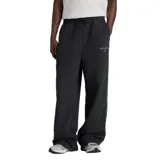 Pantalon de jogging New Balance color negro, de corte holgado y diseño recto. Cuenta con cintura elástica con cordón ajustable y logo de la marca estampado en la parte superior delantera.