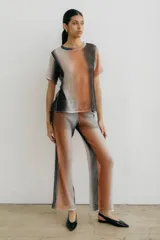 Pantalón de corte recto y holgado, confeccionado en tejido de red con efecto degradado en tonos tierra, blanco y negro. Incluye forro interior.