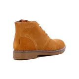 Bota casual de gamuza color camel con cordones al tono, cierre lateral y suela plana de goma con costura decorativa.