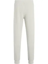 Pantalón de jogging Calvin Klein, confeccionado en mezcla de algodón y fibra Repreve. Presenta cintura elástica, bolsillos laterales, puños ajustados en los tobillos y el logo de la marca estampado en contraste en la pierna izquierda.