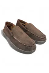 Mocasín de abrigo color marrón, confeccionado en gamuza, con diseño cerrado y costuras visibles en el empeine. Cuenta con ribete acanalado en el talón y suela de goma texturizada.