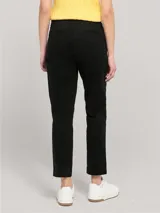 Pantalón chino de corte slim, color negro, con cierre de botón y cremallera, diseño de cuatro bolsillos y logo bordado en la parte trasera.