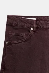 Jeans de tiro medio con corte ballon fit, cinco bolsillos y cierre frontal con cremallera y botón metálico.