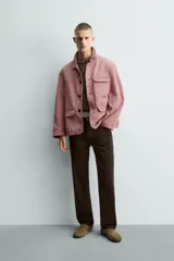 Cazadora de corte relajado confeccionada en algodón con efecto lavado. Presenta cuello solapa, cierre frontal con botones, mangas largas y múltiples bolsillos de plastrón con solapa en el delantero.