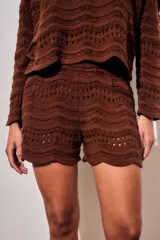 Short de tejido de punto con diseño de ondas texturadas, tiro medio y calce ajustado.