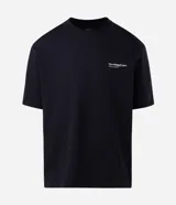 Remera de algodón color negro, con corte relaxed, cuello redondo, mangas cortas y estampa pequeña en el pecho con texto descriptivo.