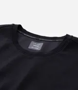 Buzo deportivo color verde claro, de manga larga y cuello redondo. Confeccionado en tejido de poliéster, viscosa y elastano.