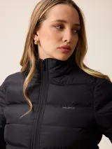 Campera acolchada de corte recto y cuello alto, con cierre frontal completo y bolsillos laterales. Diseño ligero y funcional, ideal para media estación.