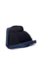 Tarjetero compacto con cierre perimetral y diseño de textura tipo cocodrilo. Cuenta con una presilla frontal con botón a presión y múltiples compartimentos internos para tarjetas.