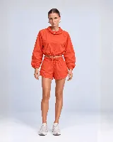 Short gris con cintura tipo clochard con regulador, ajustes con cordón en los laterales y bolsillos. Confeccionado en tejido ultra suave de poliéster y poliamida con protección UV 50+.
