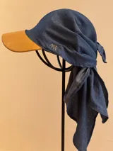 Gorro tipo pañuelo color gris claro con visera de cuero color camel.