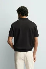 Polo regular fit color verde militar con textura acanalada vertical, cuello solapa con abertura frontal, manga corta y acabados en rib.