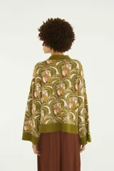 Cardigan de punto con cuello tipo polo y escote en V, de mangas amplias y diseño relajado, con estampado exclusivo en tonos verdes.