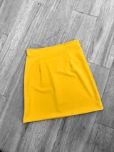 Minifalda roja de corte recto.