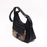Bandolera de cuero sintético negro con bolsillo frontal con solapa en cuerina con estampado animal print tipo serpiente y cierre con hebilla. Incluye correa ajustable para el hombro y cierre superior.