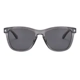 Lentes de sol unisex Kingston, con armazón de plástico reciclado en tono gris traslúcido, diseño rectangular clásico y cristales oscuros polarizados con protección UV400.