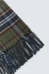 Bufanda de tejido de doble cara con tacto suave y diseño de cuadros escoceses en tonos verde, azul marino y líneas finas en naranja y blanco. Presenta un acabado con flecos en los extremos.