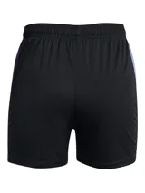 Short deportivo Under Armour de mujer, modelo Challenger Knit, de color negro con paneles laterales de malla en color lila. Confeccionado en tejido de punto suave, ligero y de secado rápido, cuenta con cintura elástica.