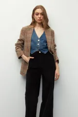 Pantalón ancho de pana color beige, de tiro alto y corte holgado.