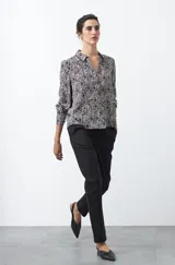 Pantalón de vestir negro de corte recto, con cintura estructurada y costura central vertical en las piernas que aporta un acabado sastrero.