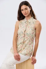 Musculosa de lino estampada con diseño floral, cuello camisero y cierre frontal de botones.