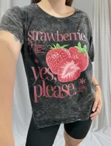Remerón negro con efecto gastado y estampado de frutillas y texto en color rosa.