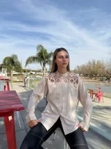 Camisa color crema con cuello mao y detalles de encaje en el canesú.