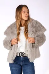 Tapado corto de piel sintética en color gris, con solapas amplias y diseño de corte recto.