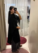 Ruana de tejido liviano con caída delicada y tacto suave, diseñada para envolver el cuerpo con un estilo sofisticado y moderno.