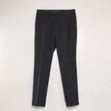 Pantalón de vestir de corte slim, color negro, con cierre de botón y cremallera, bolsillos laterales y trabillas para cinturón.