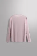 Camiseta de running de manga larga confeccionada en tejido técnico semitransparente, ligero y elástico. Presenta cuello redondo, aberturas laterales en el bajo y acabados termofijados.