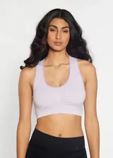 Top deportivo rosado con espalda cruzada, breteles anchos y copas forradas con relleno extraíble.