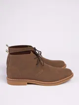 Botas tipo chukka color marrón, con cordones al tono, costuras reforzadas y suela de goma en color caramelo.